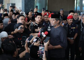 KHAIRY Jamaluddin pada sidang akhbar selepas menguruskan jenazah Allahyarham Tun Abdullah Ahmad Badawi di Makam Pahlawan, Masjid Negara.-UTUSAN/AMIR KHALID