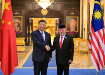 SULTAN  Ibrahim (kanan) berkenan berjabat tangan bersama Presiden China Xi Jinping pada sambutan negara sempena Lawatan Negara di Istana Negara hari ini.-Gambar JABATAN PENERANGAN