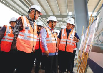 DARWIS Abdul Razak (kanan) memberi penerangan kepada Mohd. Nassuruddin Daud semasa mengadakan
lawatan kerja rasmi ke tapak Stesen Pasir Puteh, Jalan Cherang Tuli, Kelantan. – UTUSAN/KAMARUL BISMI
KAMARUZAMAN