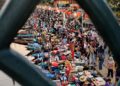 PASAR terapung Hatyai menjadi destinasi wajib untuk dikunjungi oleh rakyat Malaysia setiap kali melancong ke Thailand.  UTUSAN/YATIMIN ABDULLAH