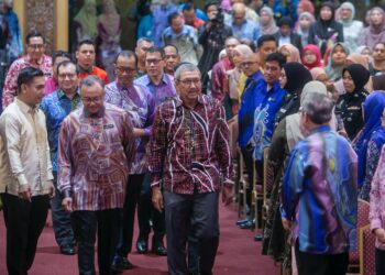 WAN AHMAD Dahlan Abdul Aziz (tengah) menghadiri Sesi Perjumpaan Bersama Pegawai Awam Negeri Perak di Ipoh, Perak hari ini. -UTUSAN/FADZIL ZAINOL