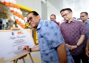 MOHAMED Khaled Nordin ketika ditemui pemberita di Bandar Seri Alam, Johor Bahru, Johor hari ini.-UTUSAN/RAJA JAAFAR ALI