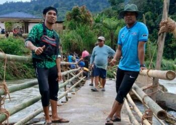 PENDUDUK Orang Asli bergotong-royong membina jambatan sementara di Pos Balar, Gua Musang, Kelantan. – IHSAN PENDUDUK ORANG ASLI