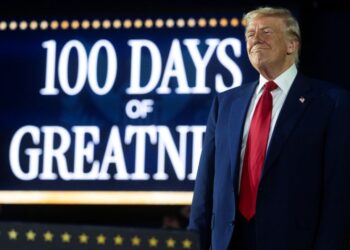 DONALD Trump menyampaikan ucapan sempena hari ke-100 pentadbirannya di Pusat Ekspo Sukan Kolej Komuniti Macomb County di Warren, Michigan.-AFP