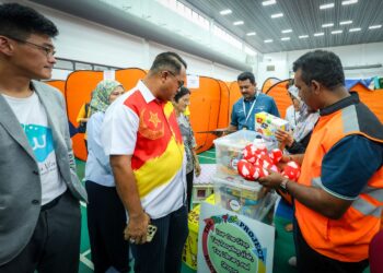AHLI Dewan Undangan Negeri (ADUN) Seri Serdang, Abbas Salimmi Che
Azmi (kiri) melihat sebahagian mainan kanak-kanak yang disumbangkan
kepada mangsa letupan gas di PPS Masjid Putra Heights, Subang Jaya,
Selangor.