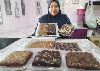 NOR Syahira Idayu Sukri menunjukkan kek pisang pelbagai variasi
yang dihasilkan di Kampung Gelam Mas, Besut, Terengganu.
– UTUSAN/WAN ZURATIKAH IFFAH WAN ZULKIFLI