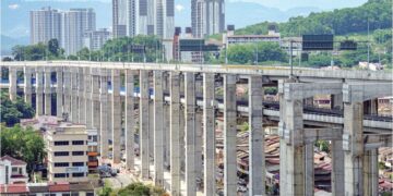 PAKAR berpendapat, reka bentuk lebuh raya bertingkat boleh mendatangkan risiko kepada penunggang motosikal. - GAMBAR HIASAN