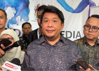LUKANISMAN Awang Sauni (tengah) ketika bercakap kepada pemberita di George Town, Pulau Pinang hari ini.