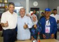 MOHAMAD Hasan (kiri) menyantuni pengundi bersama calon BN pada PRK Ayer Kuning,  Mohamad Yusri Bakir (kanan) di Tapah hari ini. - UTUSAN/MUHAMAD NAZREEN SYAH MUSTHAFA