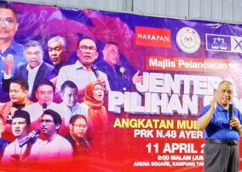 SAARANI Mohamad berucap pada Majlis Pelancaran Jentera Pilihan Raya Angkatan Muda Harapan PRK DUN Ayer Kuning di Arena Square, Kampung Tanjung Keramat, Perak. - UTUSAN/MEGAT LUTFI MEGAT RAHIM