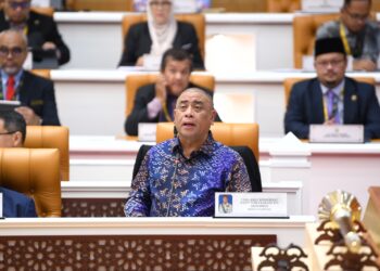 SAARANI Mohamad menjawab soalan mengenai NRREE semasa persidangan DUN Perak di Ipoh, hari ini. - UTUSAN