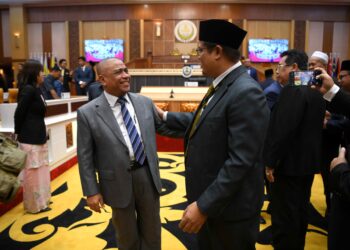 SAARANI Mohamad bertanya khabar dengan ADUN Selama, Mohd. Akmal Kamaruddin di Dewan Undangan Negeri Perak semalam.