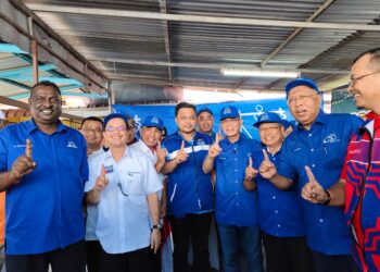 WAN Rosdy Wan Ismail (empat dari kanan) bersama jentera BN ketika melawat bilik gerakan Pusat Daerah Mengundi (PDM) Kampung Simpang Tiga, Bidor hari ini. - UTUSAN