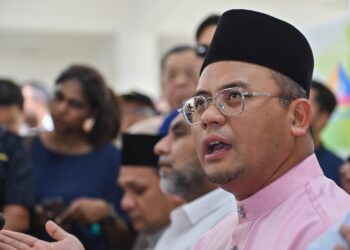 MENTERI Besar Selangor, Datuk Seri Amirudin Shari memberikan sumbangan kepada pelajar yang menjadi mangsa kebakaran saluran paip gas Putra Heights di Pusat Pemindahan Sementara (PPS) Masjid Putra Heights di sini hari ini. UTUSAN/SYAKIR RADIN