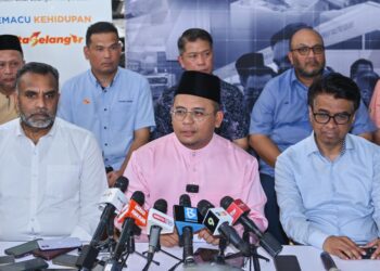 MENTERI Besar Selangor, Datuk Seri Amirudin Shari ketika bercakap pada sidang media berkenaan situasi pemulihan kawasan kebakaran saluran paip gas Putra Heights di Pusat Pemindahan Sementara (PPS) Masjid Putra Heights di sini hari ini. UTUSAN/SYAKIR RADIN
