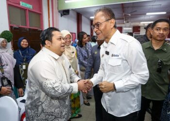 DR. DZULKEFLY Ahmad beramah mesra dengan warga kerja kesihatan daerah Batang Padang pada Majlis Penerapan Nilai-Nilai Murni di Hospital Tapah hari ini. - UTUSAN/MUHAMAD NAZREEN SYAH MUSTHAFA