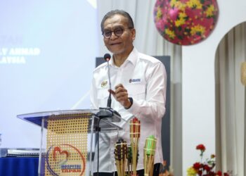 DR. DZULKEFLY Ahmad berucap pada Majlis Penerapan Nilai-Nilai Murni dan Ramah Mesra bersama warga kerja kesihatan daerah Batang Padang di Hospital Tapah hari ini. - UTUSAN/MUHAMAD NAZREEN SYAH MUSTHAFA