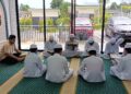 PELAJAR Maahad  Tahfiz Ar- Rushd sedang menelaah dan menghafaz al -Quran dengan bimbingan ustaz.