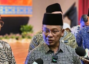 MOHD. NA’IM Mokhtar (dua dari kiri) ketika ditemui pemberita selepas Majlis Pra Pelancaran Tilawah dan Hafazan Al-Quran Peringkat Kebangsaan Tahun 1446 Hijrah/2025 Masihi di Dewan Bankuet Kompleks Pentadbiran Kerajaan Negeri Perlis, hari ini. - UTUSAN/ASYRAF MUHAMMAD