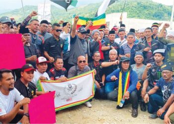 ZUHAIRI Ab. Kadir (tengah) berhimpun bersama Sekretariat Gerakan NGO-NGO Anti Peneroka Tanah Haram Kebangsaan untuk menzahirkan sokongan kepada kerajaan negeri yang bertindak ke atas pekebun durian haram di Sungai Ruan, Raub, Pahang.