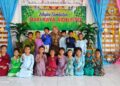 SEBAHAGIAN murid Orang Asli etnik Jahut yang beragama Islam bersama guru sempena jamuan raya di Sekolah Kebangsaan Sungai Kiol, Jerantut, Pahang. – UTUSAN/HARIS FADILAH AHMAD.