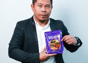 Mohd Salleh Mat Yusop menunjukkan produk Pak Leh yang dijamin halal.