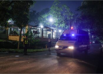 VAN jenazah Jabatan Kemajuan Islam Malaysia (JAKIM) tiba ke kediaman rasmi Allahyarham Tun Abdullah Ahmad Badawi kira-kira jam 6.38 pagi di Carcosa Seri Negara di sini, hari ini. - UTUSAN/MUHAMAD IQBAL ROSLI