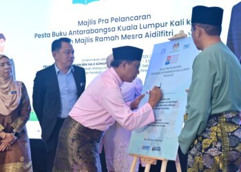 AZMAN Adnan ketika merasmikan Majlis Pra Pelancaran PBAKL 2025 di Menara Dewan Bahasa dan Pustaka, hari ini. - KASMARA FOTOLAWA