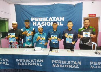 HAFEZ Sabri (tiga dari kanan) bersama pemimpin Pemuda PN memegang poster calon PN dalam sidang akhbar di Tapah hari ini. - UTUSAN/FADZIL ZAINOL
