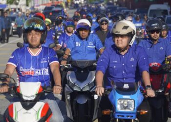 FAHMI Ahmad Jakhisi (kiri) bersama Dr. Muhamad Akmal Saleh (kanan) mengetuai konvoi Pemuda UMNO pada hari penamaan calon PRK DUN Ayer Kuning Sabtu lalu. - UTUSAN/MEDIA SOSIAL