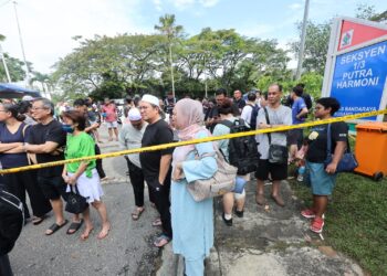 SEBAHAGIAN penduduk Taman Putra Harmoni, Putra Heights, Subang Jaya.-UTUSAN/AMIR KHALID.