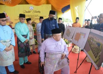 TUANKU Syed Sirajuddin Jamalullail berkenan meninjau lakaran ilustrasi Masjid Tuanku Syed Sirajuddin Jamalullail di Persiaran Wawasan, Kangar, Perlis hari ini. UTUSAN/IZLIZAN OTHMAN