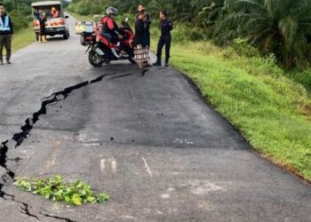 KEADAAN jalan utama ke Felda Triang 1 di Bera, Pahang yang mendap dan mengancam keselamatan penduduk dan pengguna lain.