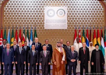 MALAYSIA perlu meneliti ruang dan peluang yang boleh diteroka menerusi perdagangan intra-ASEAN dan OIC yang kaya dengan pelbagai
 sumber asli.