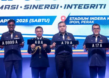 ANTHONY Loke Siew Fook  (dua dari kanan) pada pelancaran nombor pendaftaran siri 'A A' sempena sambutan ulang tahun Hari JPJ ke-79 yang diadakan di Perak hari ini. - UTUSAN/MUHAMAD NAZREEN SYAH MUSTHAFA