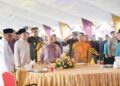 TUANKU Syed Sirajuddin Syed Putra Jamalullail bersama Anwar Ibrahim ketika hadir pada Majlis Sambutan Aidilfitri Madani 2025 Peringkat Negeri Perlis di Dataran Lok 9, Kuala Perlis, di sini, semalam. – UTUSAN/IZLIZAN OTHMAN