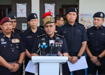 NOOR Hisam Nordin dalam sidang akhbar selepas meninjau proses undi awal PRK Ayer Kuning di Batalion 3 PGA Bidor hari ini. - UTUSAN/MUHAMAD NAZREEN SYAH MUSTHAFA