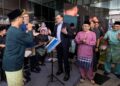 ANWAR Ibrahim berkesempatan menyanyikan lagu berjudul 'Tunggu Sekejap' pada Majlis Ramah Mesra Aidilfitri Mosti di Putrajaya. Turut kelihatan Menteri Sains, Teknologi dan Inovasi, Chang Lih Kang. - UTUSAN/FAISOL MUSTAFA