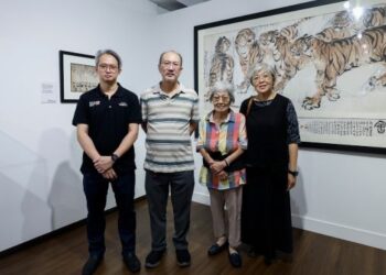 KURATOR pameran, Steve Lai Chan Shiang; penulis buku, Lok How Yuan; isteri mendiang Chung Chen Sun, Lee Soo Li serta penulis & anak mendiang, Dr. Chung Yi bergambar di hadapan salah satu karya ikonik seniman tersohor itu yang dipamerkan di Balai Seni Negara. – UTUSAN/SHIDDIEQIIN ZON