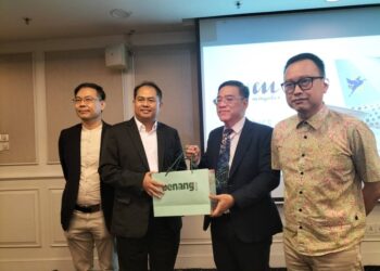 WONG Hon Wai (dua dari kanan) ketika menghadiri Sesi Pembentangan Myanmar Airways International di George Town, Pulau Pinang.