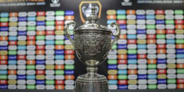PIALA Malaysia yang menjadi rebutan Johor Darul Ta'zim (JDT) dan Sri Pahang malam ini. - UTUSAN/FARIZ RUSADIO