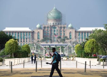 Sepuluh tahun bukanlah masa singkat. Ia adalah dua penggal setengah bagi kerajaan yang memerintah penuh mandat.