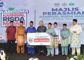 AHMAD Zahid Hamidi bersama dengan para pekebun kecil dan penerima subangan pada Karnival RISDA Madani (KARRISMA) Zon Utara 2025 di Bagan Datuk, kelmarin. – UTUSAN/ZULFACHRI ZULKIFLI