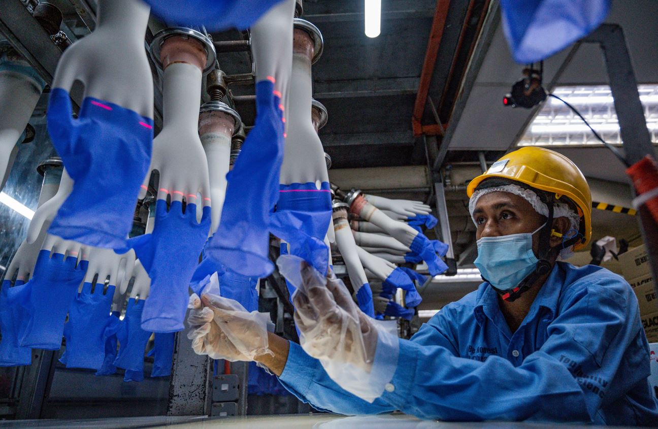 Sektor sarung tangan tempatan dijangka terkesan susulan perubahan tarif AS-China