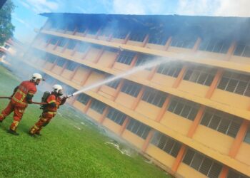 KEADAAN kebakaran deretan tujuh bilik di tingkat tiga bangunan SMK Lahat, Ipoh hari ini. - UTUSAN