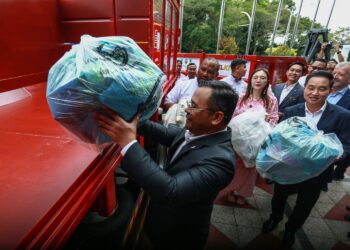 AMIRUDIN Shari melakukan gimik Majlis Menandatangani Perjanjian Kerjasama Antara KDEBWM dan Nestle Malaysia Bagi Program SELKitar di Pusat Konvensyen Shah Alam, Selangor. – UTUSAN/AFIQ RAZALI