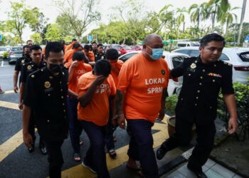 SUSPEK dibawa anggota Suruhanjaya Pencegahan Rasuah Malaysia (SPRM) untuk prosiding reman di Mahkamah Majistret Shah Alam, Selangor semalam. – UTUSAN/AFIQ RAZALI