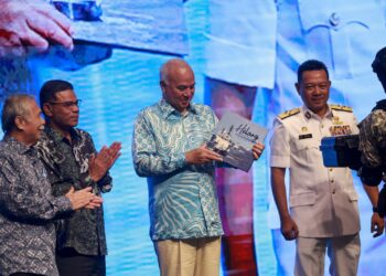 SULTAN Nazrin Shah berkenan melancarkan buku Helang Samudera pada Majlis Peluncuran Buku Helang Samudera Perisai Maritim Negara Agensi Penguatkuasaan Maritim Malaysia di Putrajaya. - UTUSAN/FAISOL MUSTAFA