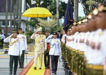 SULTAN  Nazrin Shah berkenan memeriksa Kawalan Kehormatan Utama sempena Istiadat Pembukaan Rasmi Tahun Ketiga Dewan Undangan Negeri Perak di Ipoh, semalam. – UTUSAN/MUHAMAD NAZREEN SYAH