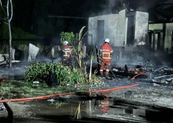 ANGGOTA bomba memadam kebakaran salah sebuah rumah yang terlibat di Kampung Gelong Gajah, Kuala Terengganu.